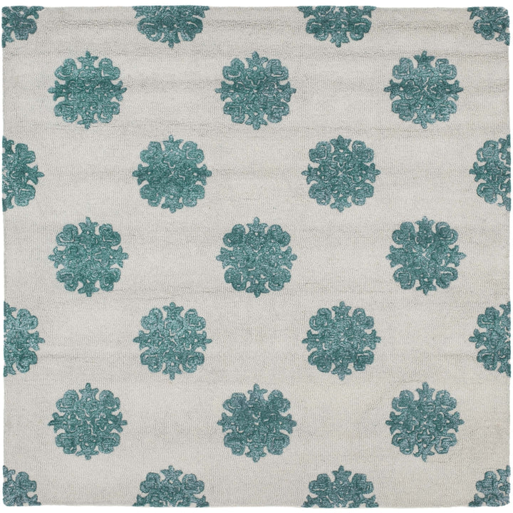 SAFAVIEH Soho SOH213A Handmade Ivory / Light Blue Rug Image 6