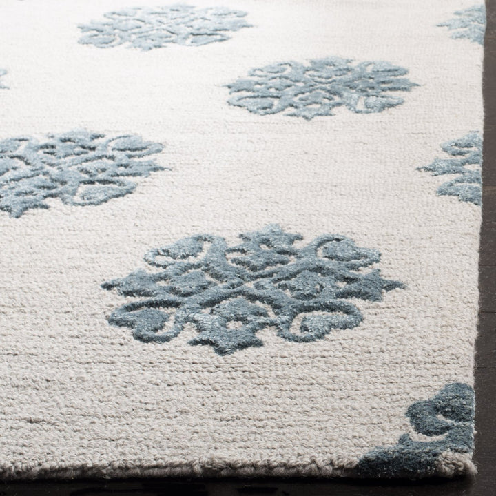 SAFAVIEH Soho SOH213A Handmade Ivory / Light Blue Rug Image 7