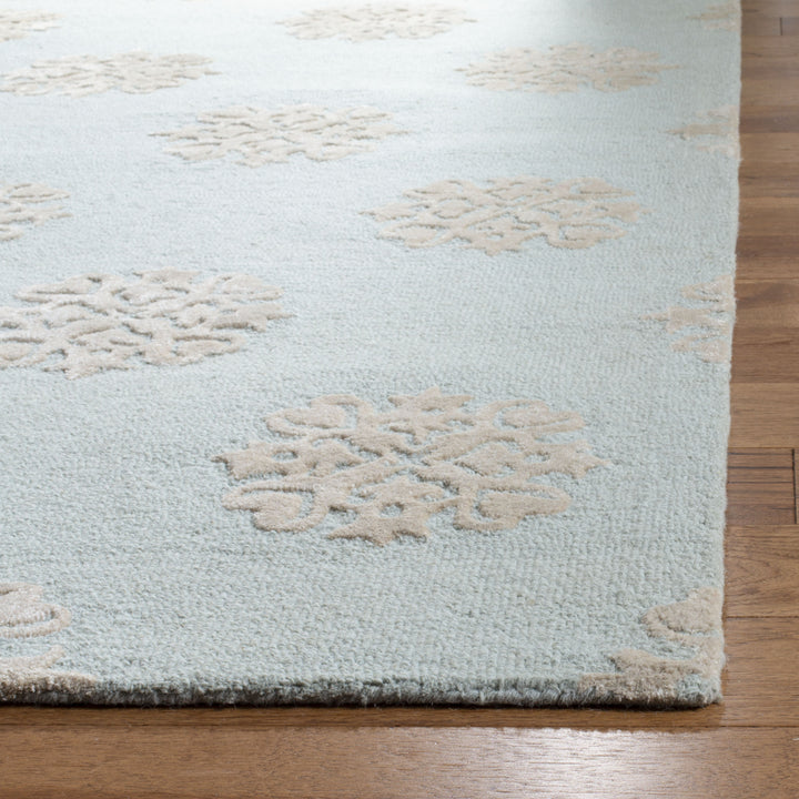 SAFAVIEH Soho SOH213B Handmade Light Blue / Beige Rug Image 7