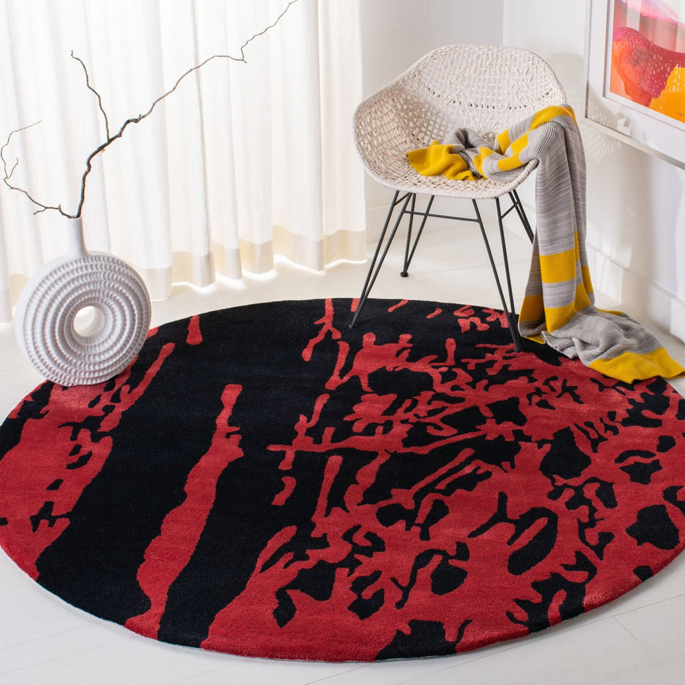 SAFAVIEH Soho Collection SOH326B Handmade Black / Red Rug Image 2