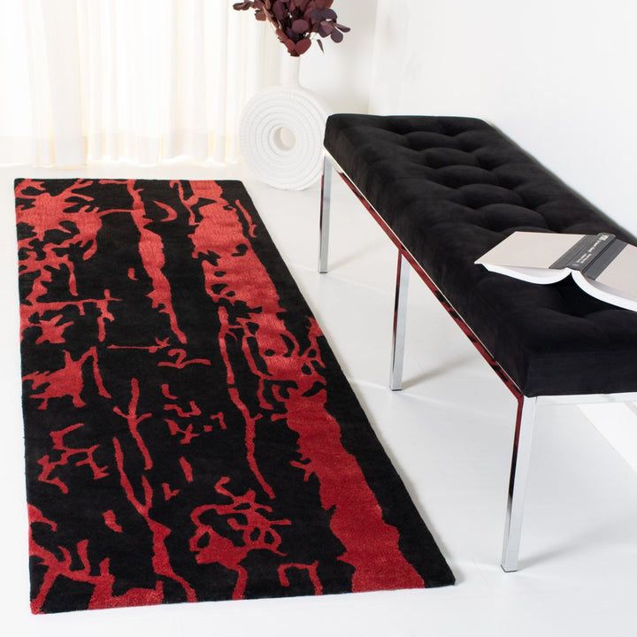 SAFAVIEH Soho Collection SOH326B Handmade Black / Red Rug Image 3