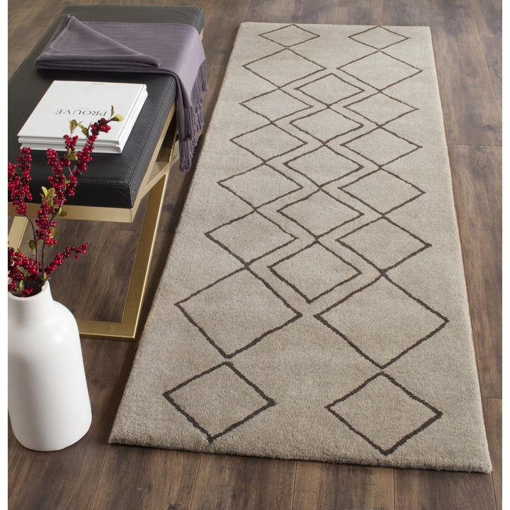 SAFAVIEH Soho SOH340B Handmade Light Grey /Dark Grey Rug Image 2