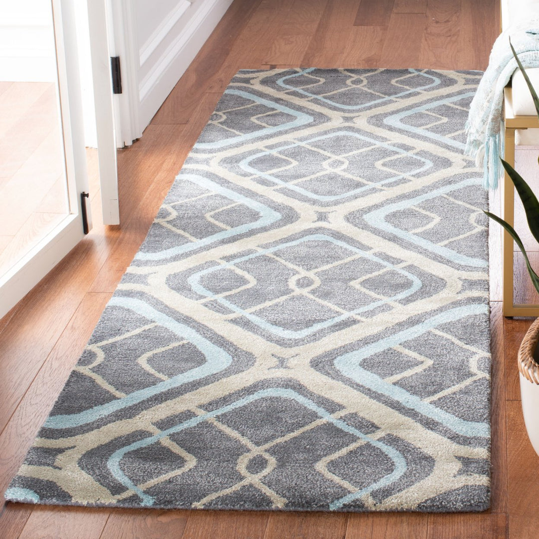 SAFAVIEH Soho Collection SOH412A Handmade Grey/Multi Rug Image 3