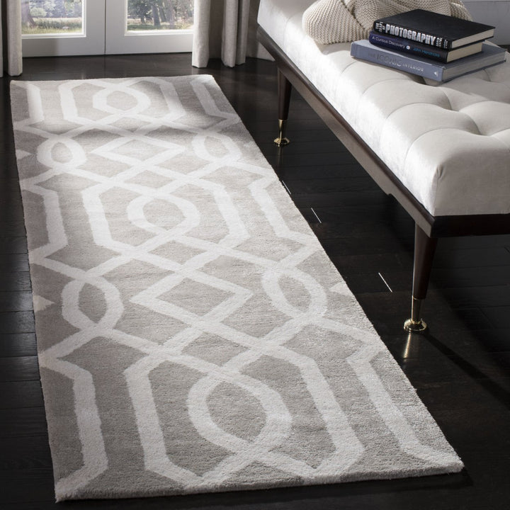 SAFAVIEH Soho Collection SOH411B Handmade Grey/Ivory Rug Image 3