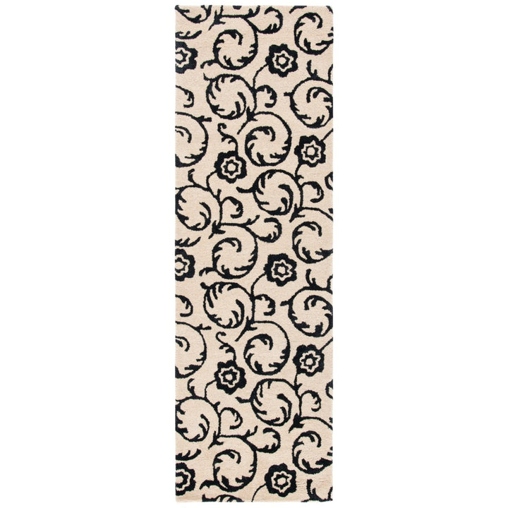 SAFAVIEH Soho SOH415A Handmade Beige / Black Rug Image 1