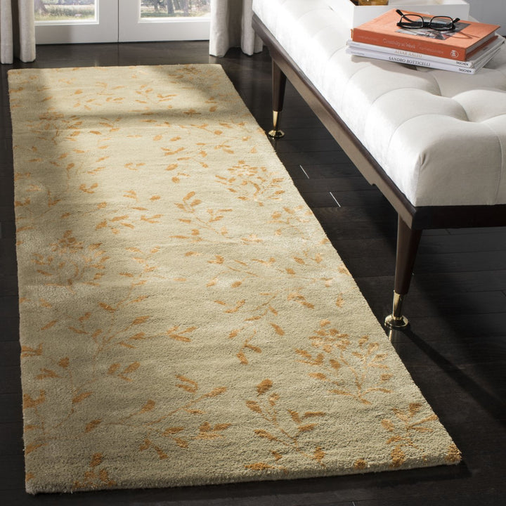 SAFAVIEH Soho Collection SOH418D Handmade Sage / Rust Rug Image 3