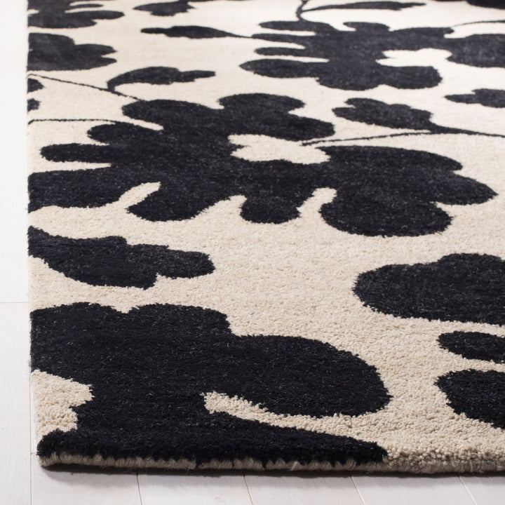 SAFAVIEH Soho SOH419A Handmade Beige / Black Rug Image 5