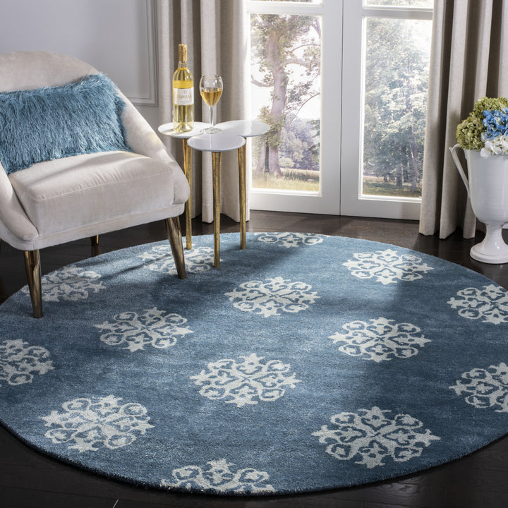 SAFAVIEH Soho Collection SOH424B Handmade Blue Rug Image 2