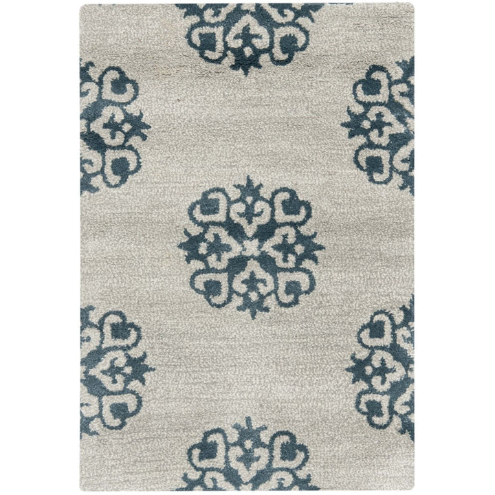 SAFAVIEH Soho Collection SOH424C Handmade Silver Rug Image 7