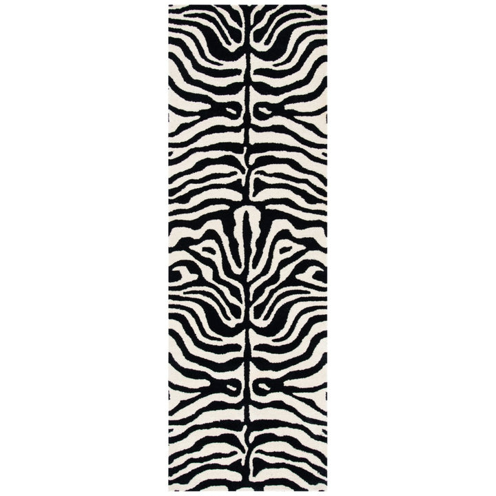 SAFAVIEH Soho SOH435A Handmade Black / White Rug Image 3