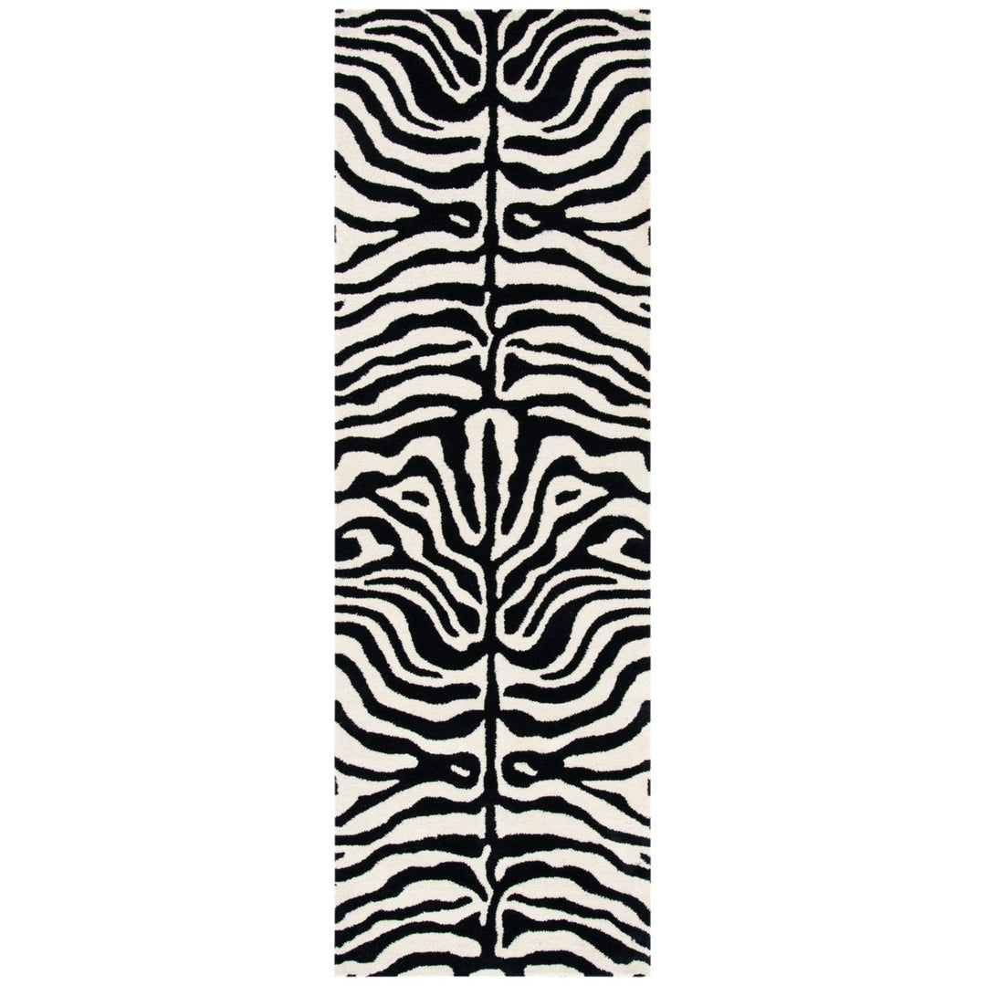 SAFAVIEH Soho SOH435A Handmade Black / White Rug Image 1