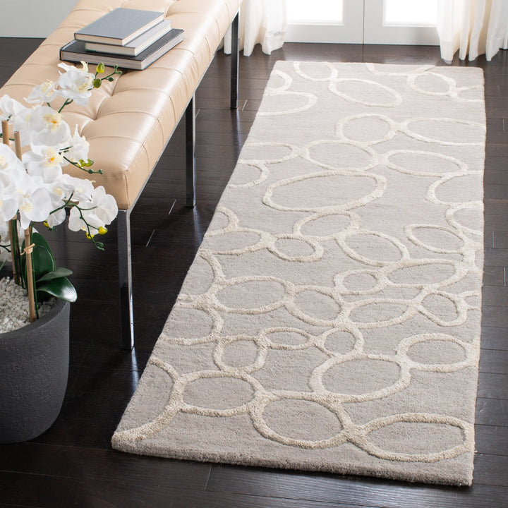 SAFAVIEH Soho Collection SOH515A Handmade Grey Rug Image 3