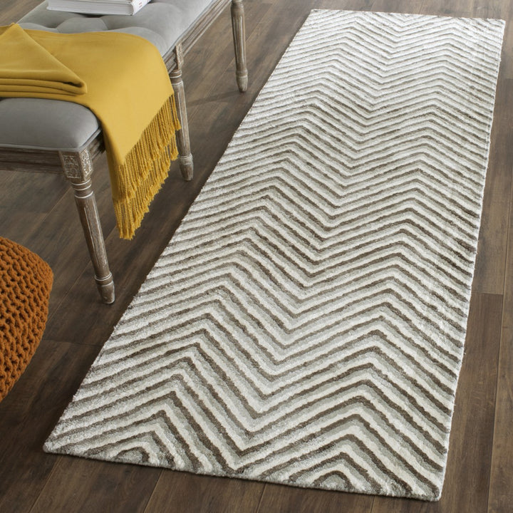 SAFAVIEH Soho Collection SOH580B Ivory / Grey Rug Image 3