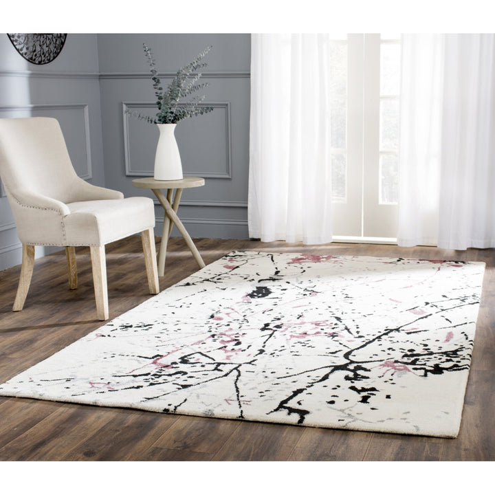 SAFAVIEH Soho SOH529A Handmade Ivory / Purple Rug Image 1