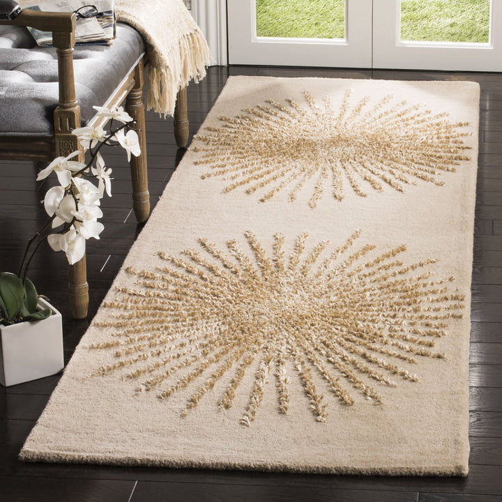 SAFAVIEH Soho SOH655B Handmade Beige / Beige Rug Image 3