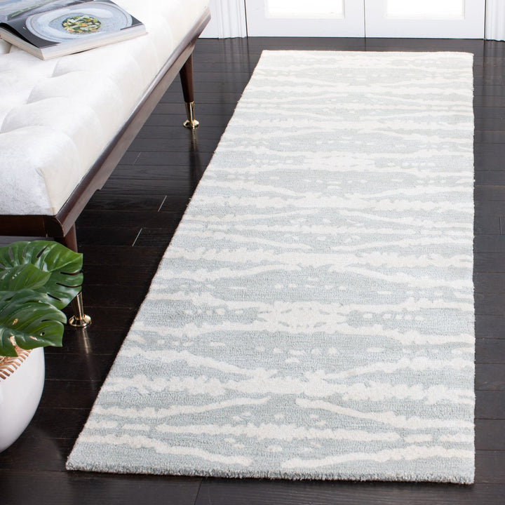 SAFAVIEH Soho SOH656G Handmade Light Grey / Ivory Rug Image 3