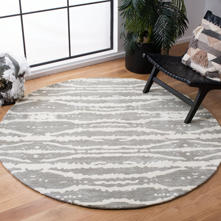 SAFAVIEH Soho Collection SOH656F Handmade Grey/Ivory Rug Image 2