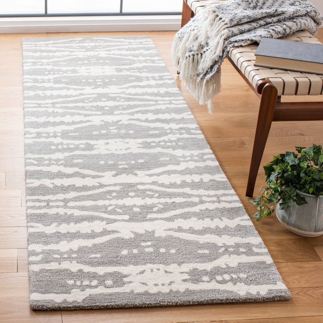 SAFAVIEH Soho Collection SOH656F Handmade Grey/Ivory Rug Image 3