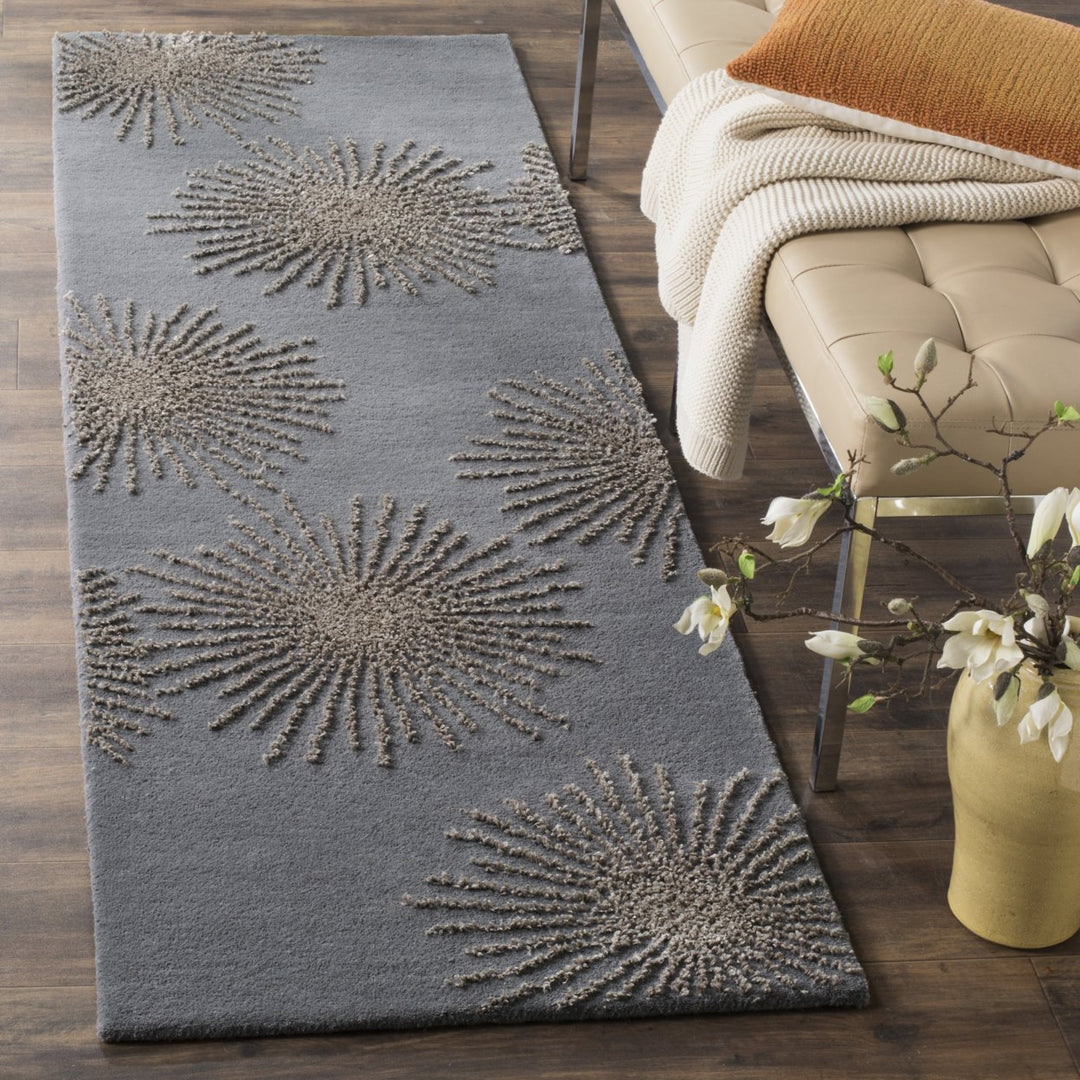 SAFAVIEH Soho SOH712E Handmade Dark Grey / Silver Rug Image 4