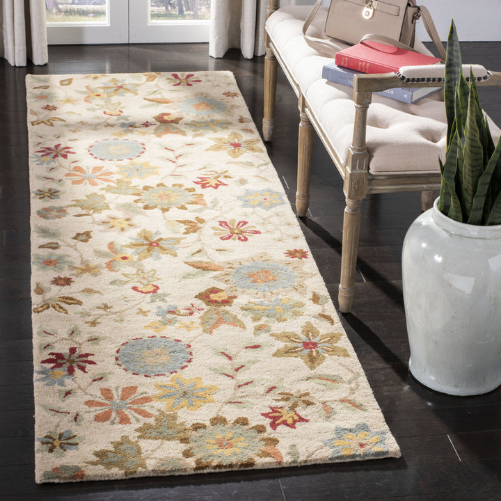 SAFAVIEH Soho Collection SOH702A Handmade Ivory/Sage Rug Image 3