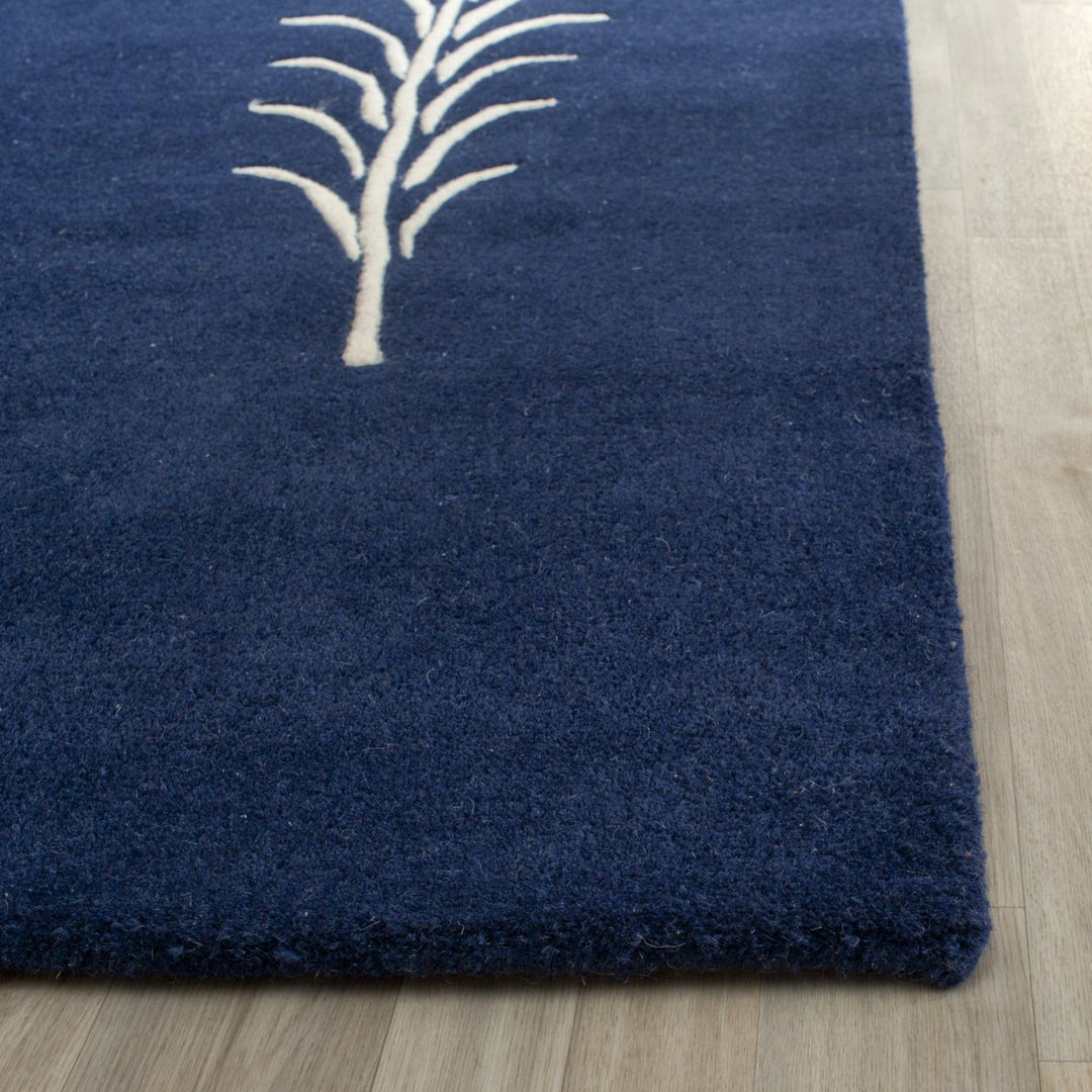 SAFAVIEH Soho Collection SOH704D Handmade Navy/Ivory Rug Image 6