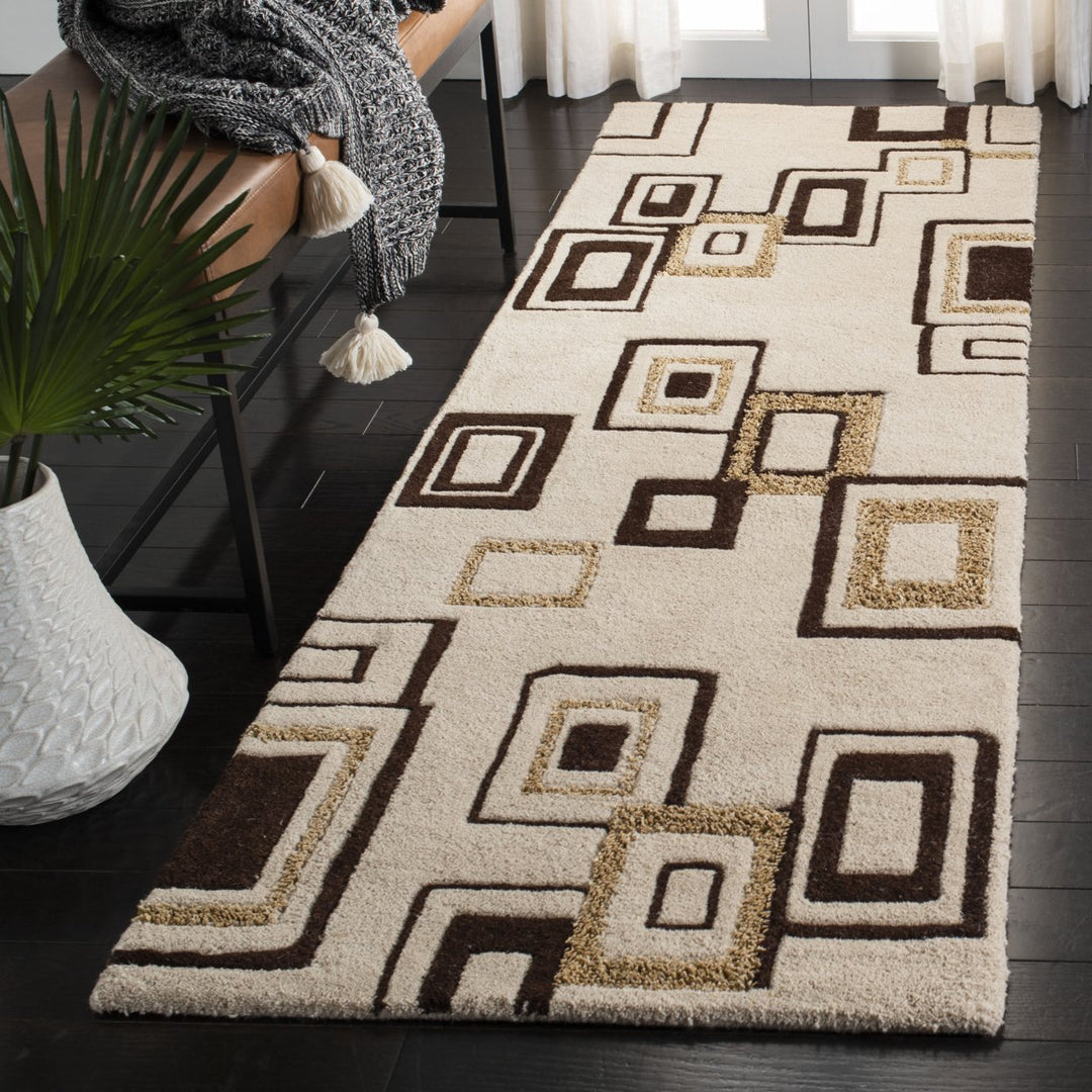 SAFAVIEH Soho SOH711A Handmade Beige / Brown Rug Image 3