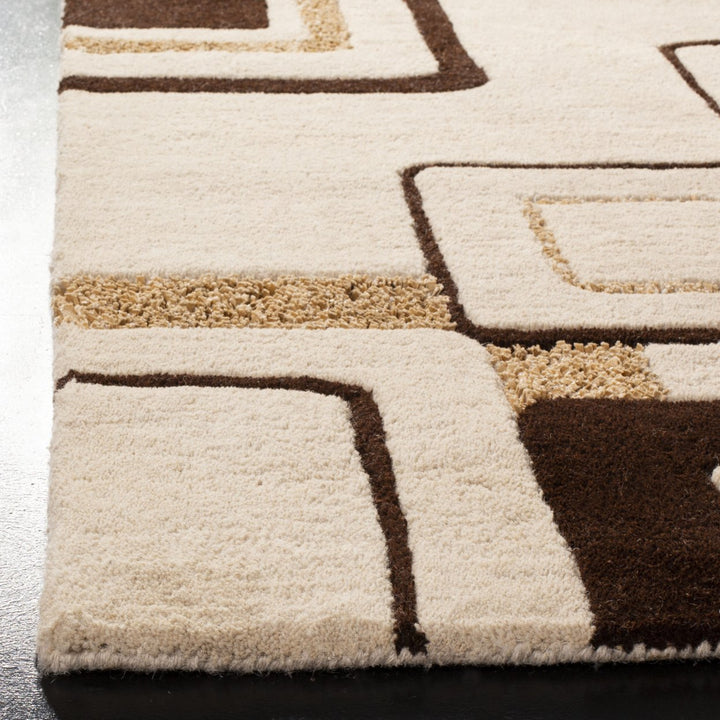 SAFAVIEH Soho SOH711A Handmade Beige / Brown Rug Image 6