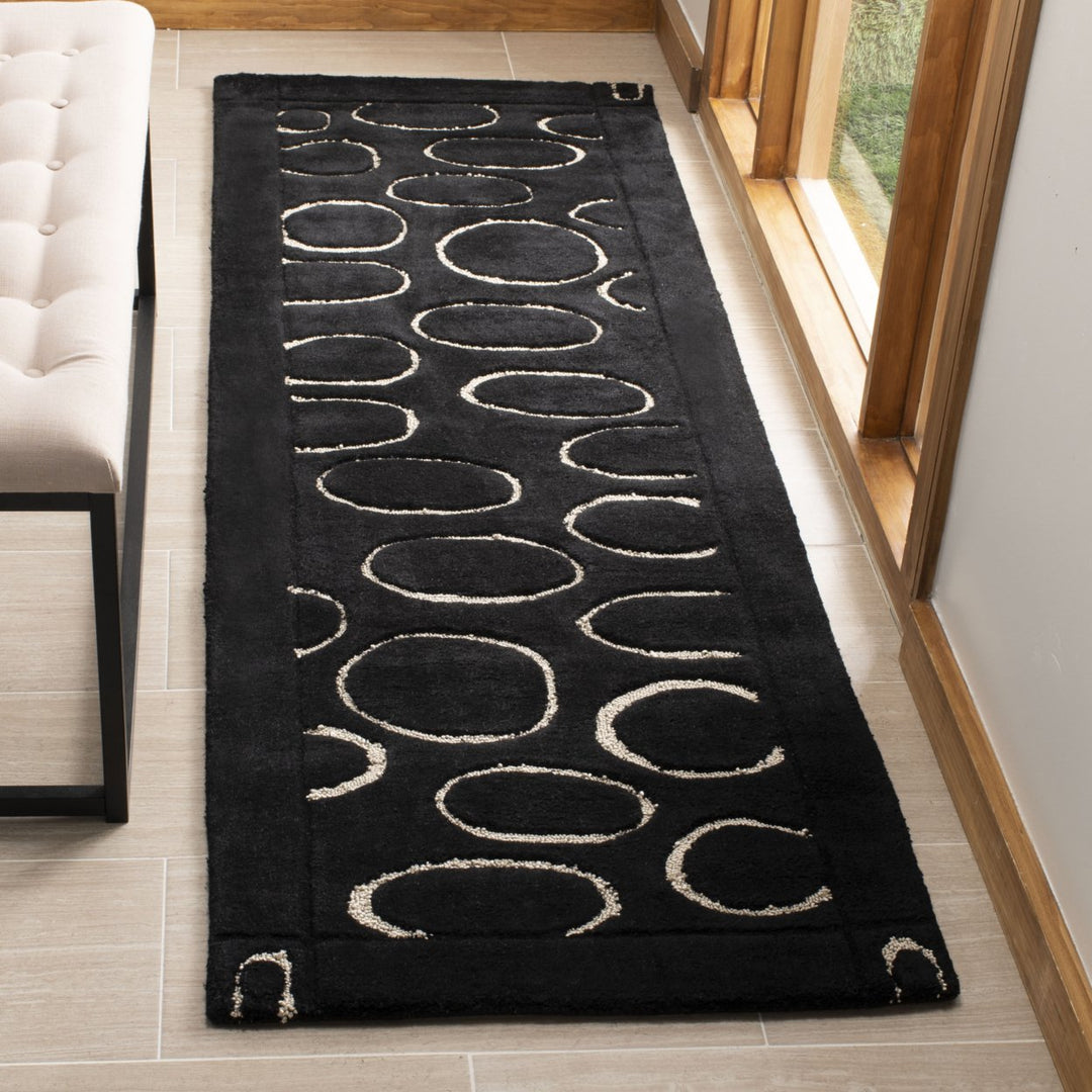 SAFAVIEH Soho SOH714A Handmade Black / Ivory Rug Image 3