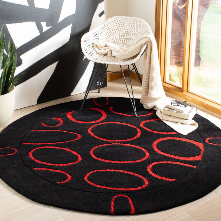 SAFAVIEH Soho Collection SOH714B Handmade Black / Red Rug Image 2