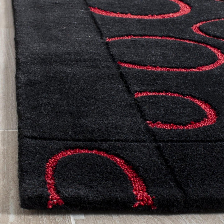 SAFAVIEH Soho Collection SOH714B Handmade Black / Red Rug Image 6