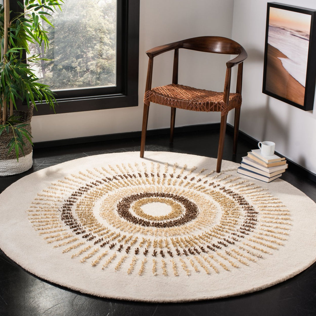 SAFAVIEH Soho Collection SOH719A Handmade Beige/Gold Rug Image 2