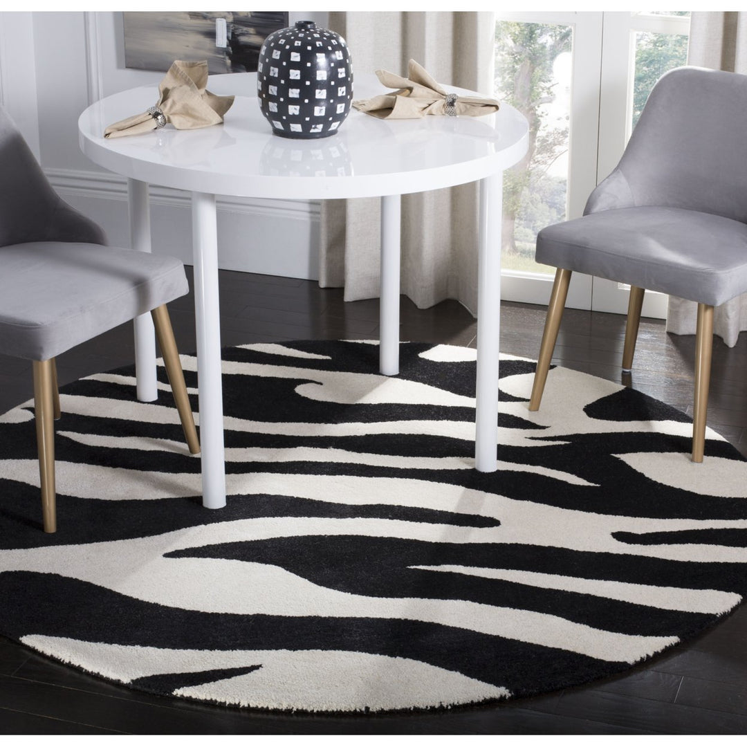 SAFAVIEH Soho SOH717A Handmade White / Black Rug Image 9