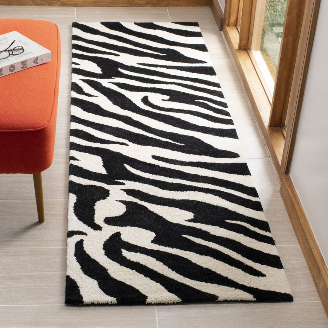 SAFAVIEH Soho SOH717A Handmade White / Black Rug Image 10