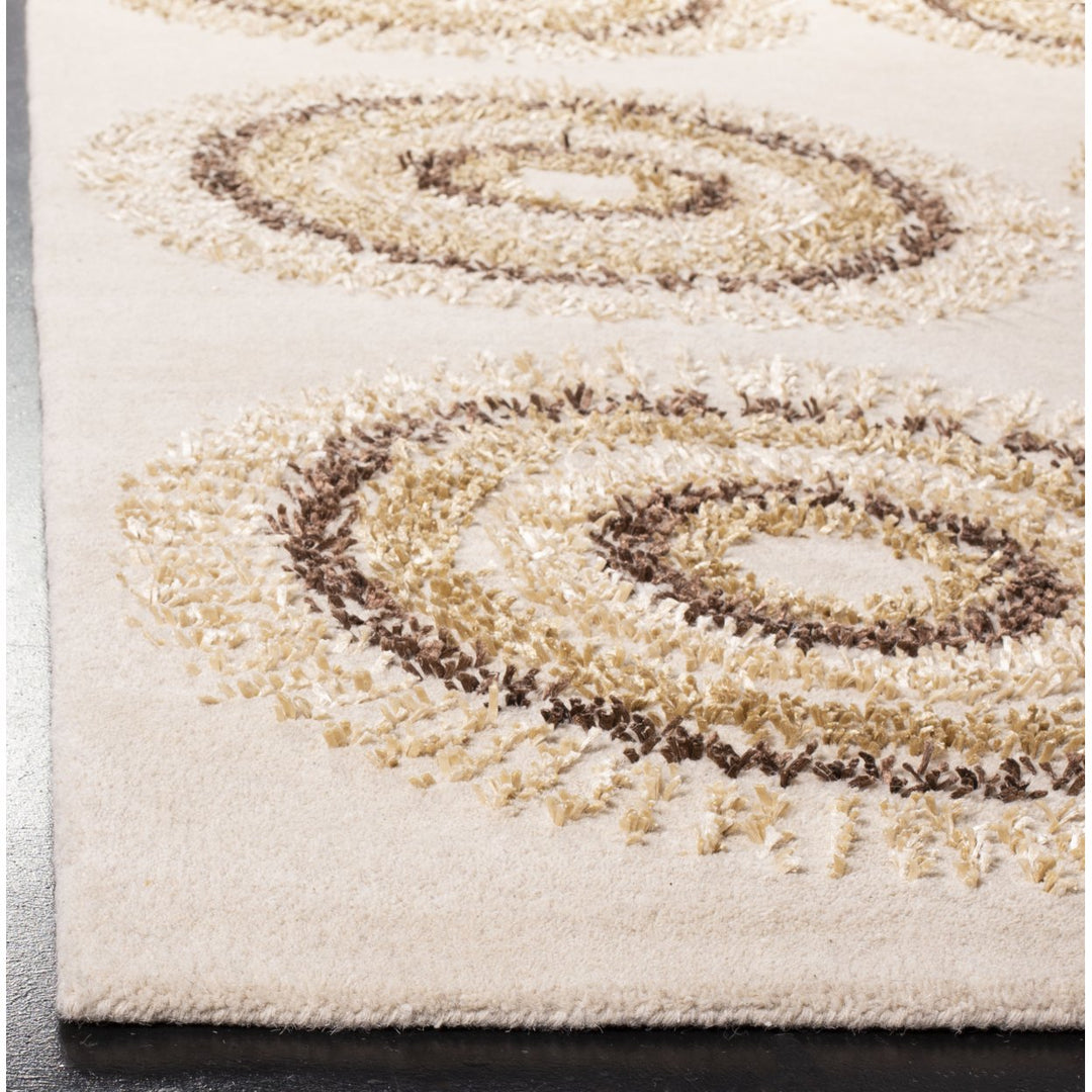 SAFAVIEH Soho Collection SOH719A Handmade Beige/Gold Rug Image 6