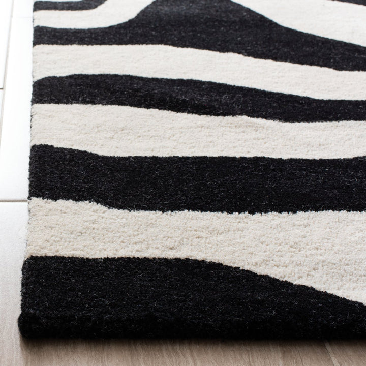 SAFAVIEH Soho SOH717A Handmade White / Black Rug Image 11