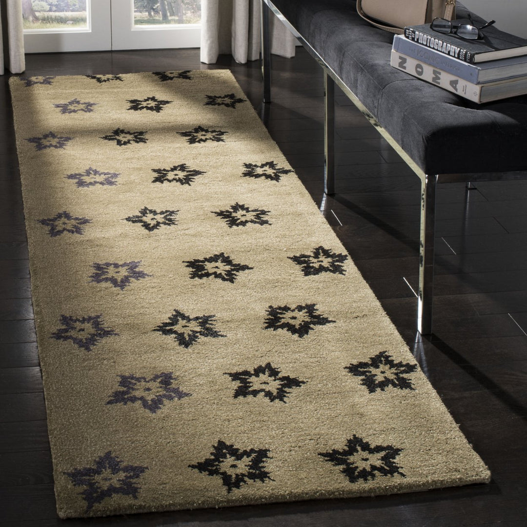 SAFAVIEH Soho Collection SOH720A Handmade Sage/Black Rug Image 3