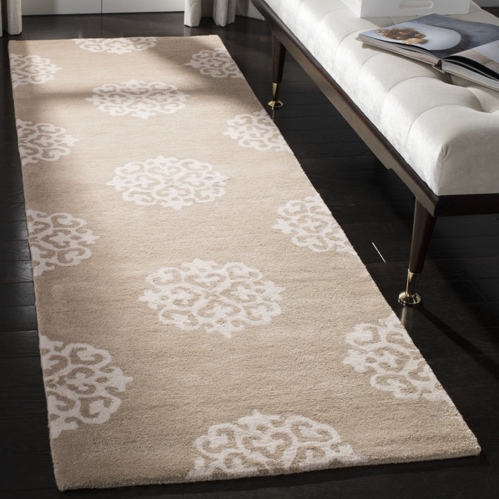 SAFAVIEH Soho SOH724B Handmade Beige / Ivory Rug Image 3