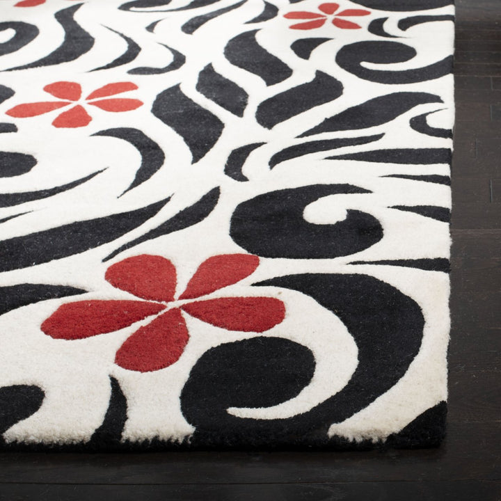 SAFAVIEH Soho SOH725A Handmade Ivory / Black Rug Image 6