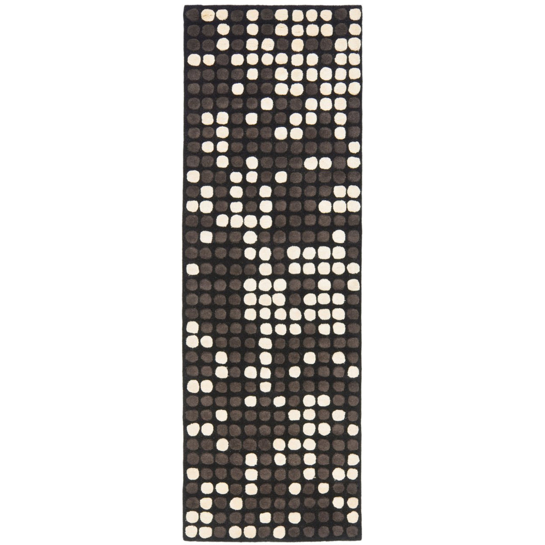 SAFAVIEH Soho SOH726A Handmade Black / White Rug Image 1