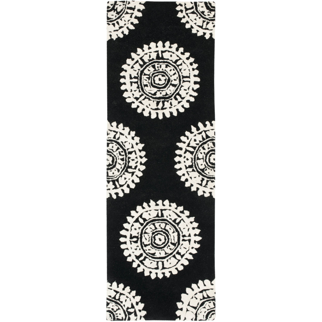 SAFAVIEH Soho SOH732D Handmade Black / Ivory Rug Image 4