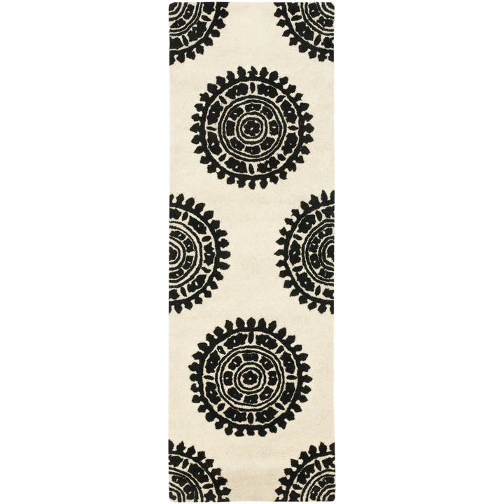 SAFAVIEH Soho SOH732G Handmade Ivory / Black Rug Image 3