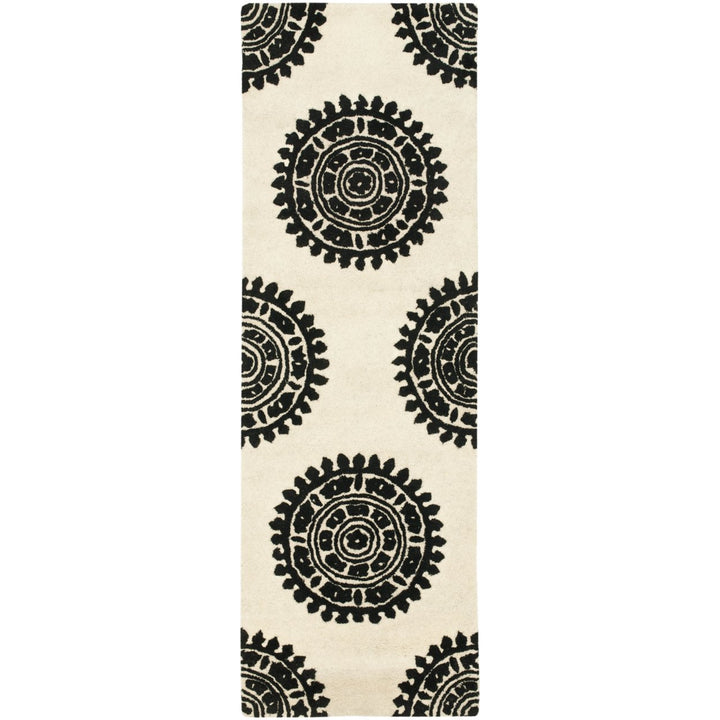 SAFAVIEH Soho SOH732G Handmade Ivory / Black Rug Image 1