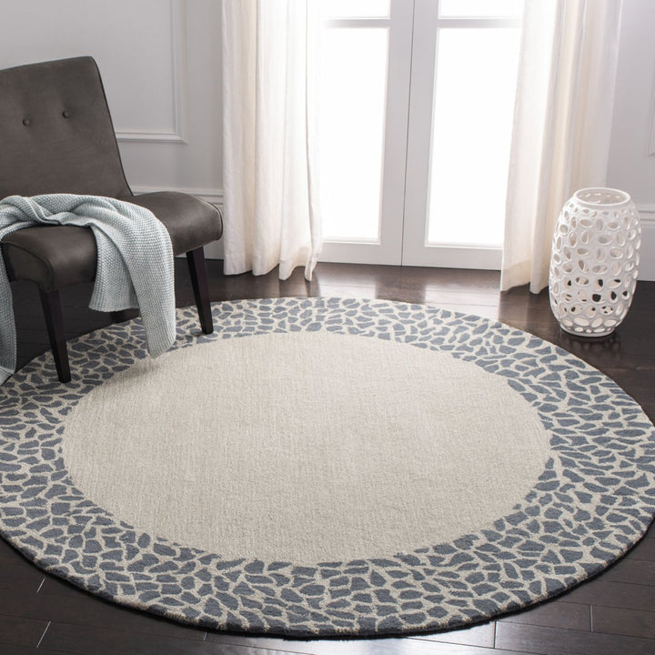 SAFAVIEH Soho SOH739B Handmade Silver / Grey Rug Image 2