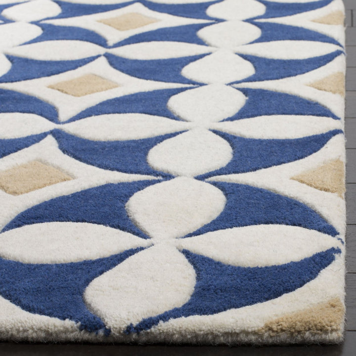 SAFAVIEH Soho Collection SOH750A Handmade Ivory/Blue Rug Image 3