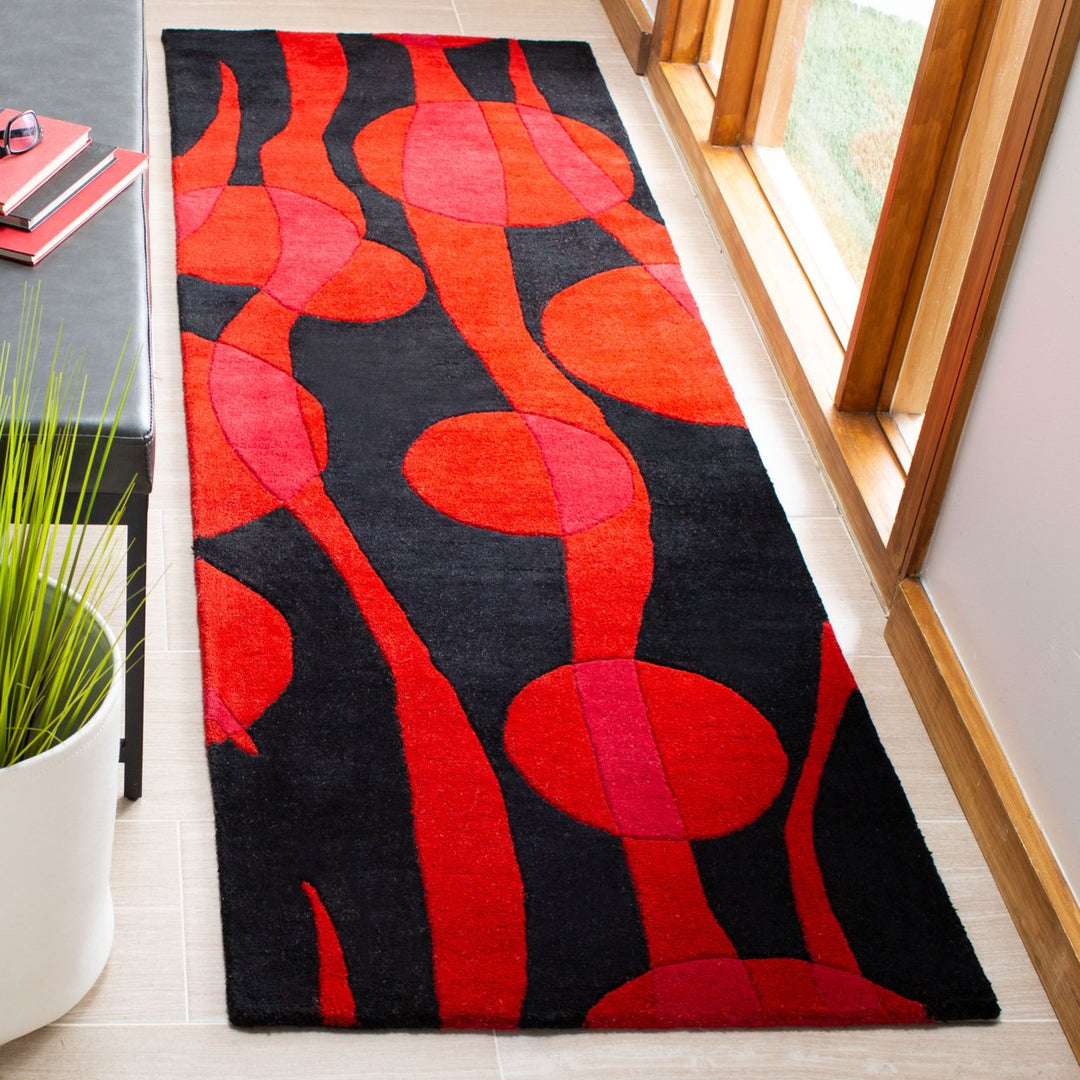 SAFAVIEH Soho Collection SOH755A Handmade Black / Red Rug Image 3