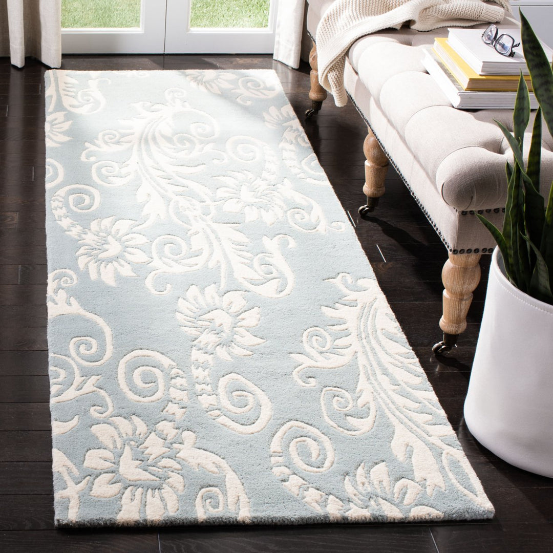 SAFAVIEH Soho Collection SOH765A Handmade Blue/Ivory Rug Image 2