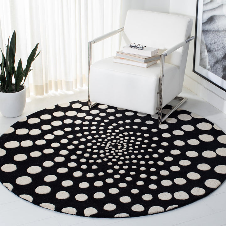 SAFAVIEH Soho SOH766B Handmade Black / Ivory Rug Image 2