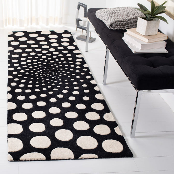 SAFAVIEH Soho SOH766B Handmade Black / Ivory Rug Image 3