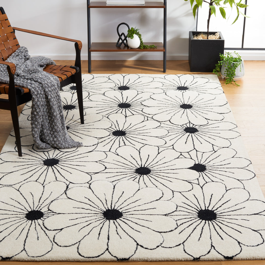 SAFAVIEH Soho SOH768B Handmade Ivory / Black Rug Image 1