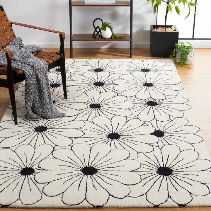 SAFAVIEH Soho SOH768B Handmade Ivory / Black Rug Image 1